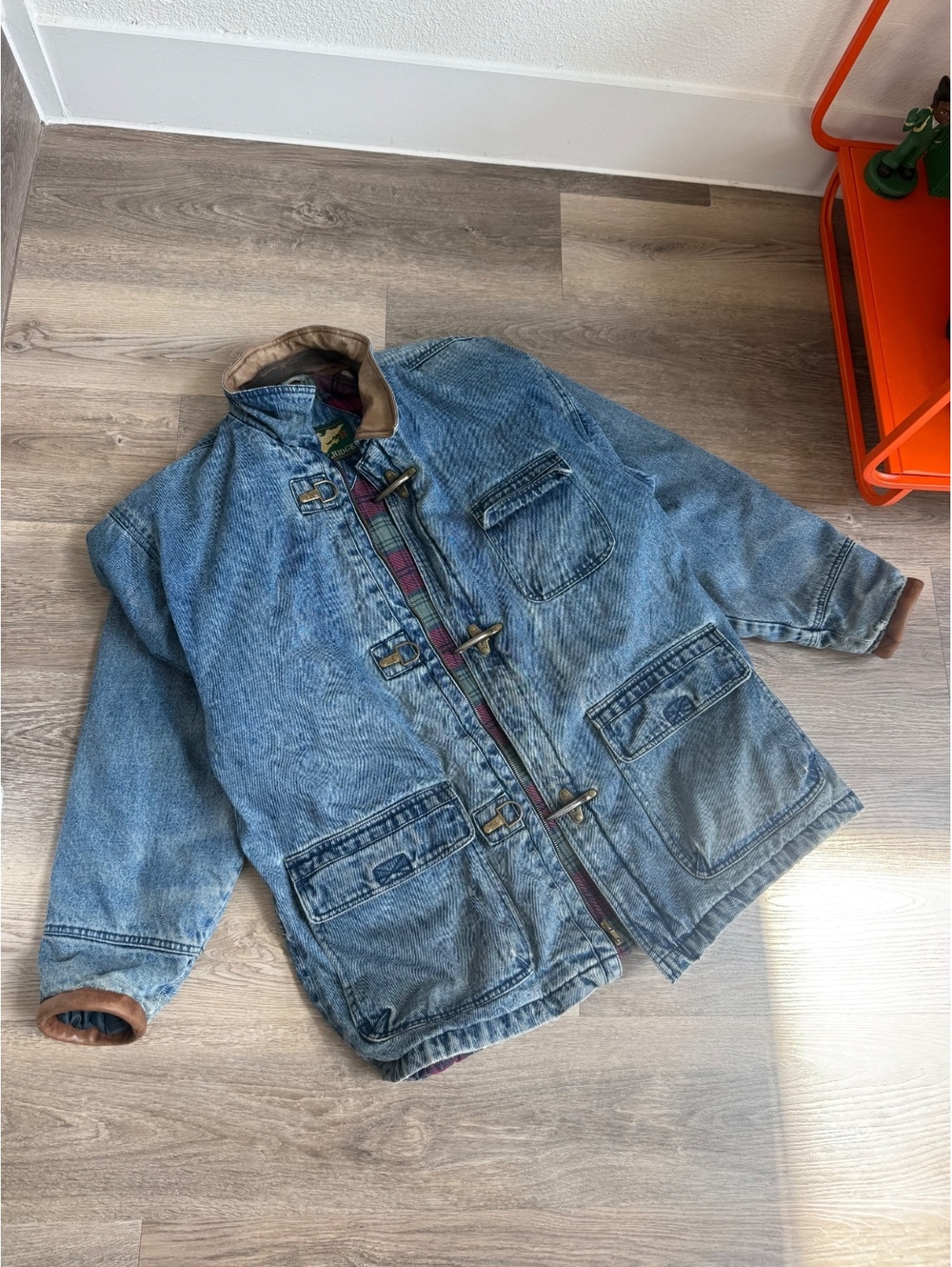 Eagles Ridge Men's Medium Denim Jacket with Plaid Lining and Toggle Closures